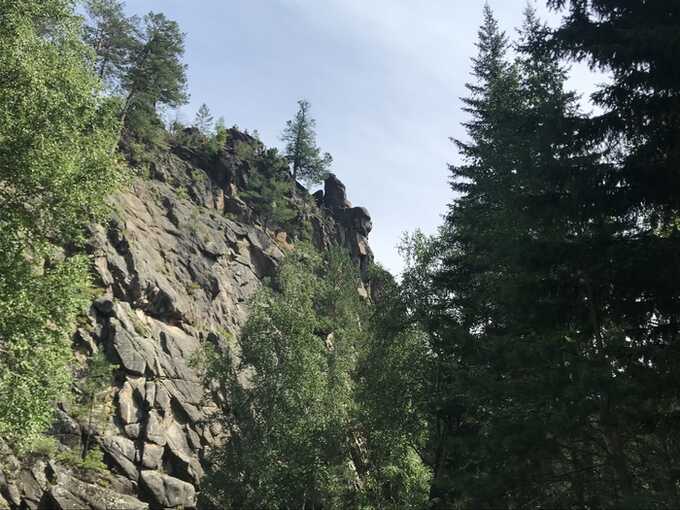 В Иркутской области молодой человек сорвался со скалы, делая фото